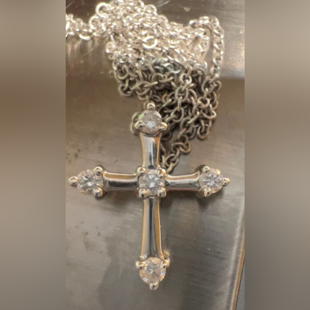 14k white gold chain with 5 diamonds, I accept offers, I have a lot of jewelry